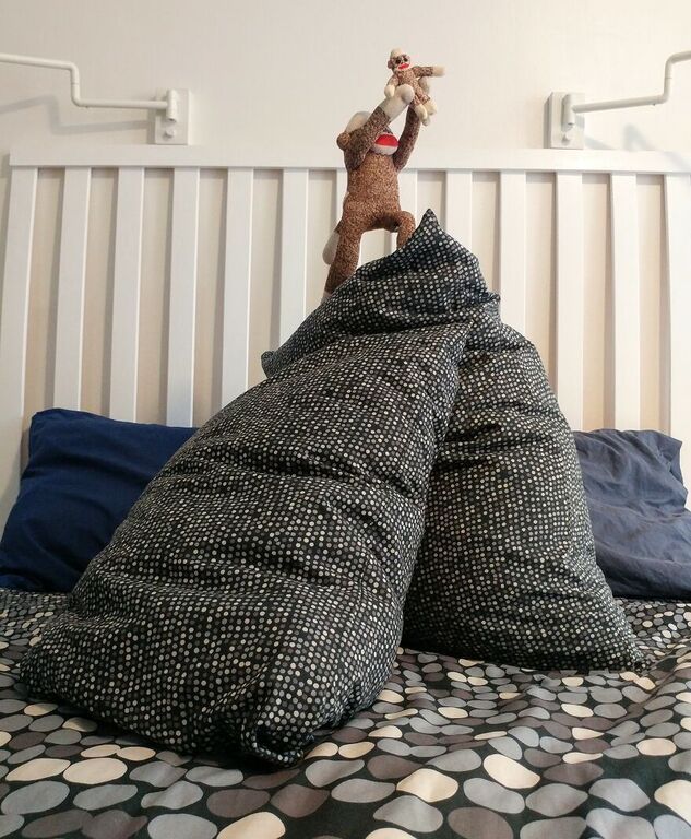 Μπαμπάς τραβάει χιουμοριστικές φωτογραφίες με το κουκλάκι του γιου του