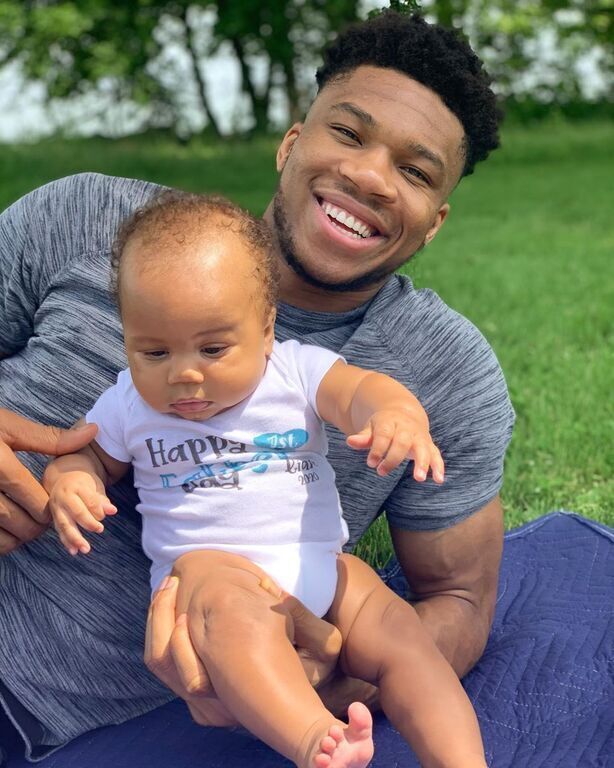 Γιάννης Αντετοκούνμπο: Φωτογραφίζεται με τον γιο του στο παρκέ του γηπέδου