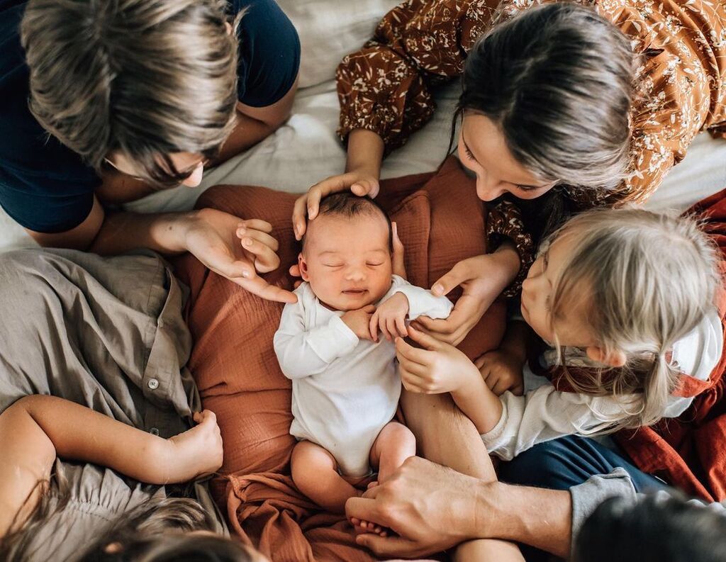 Πολύτεκνη μαμά φωτογραφίζει τα παιδιά της στην φάρμα τους (pics)