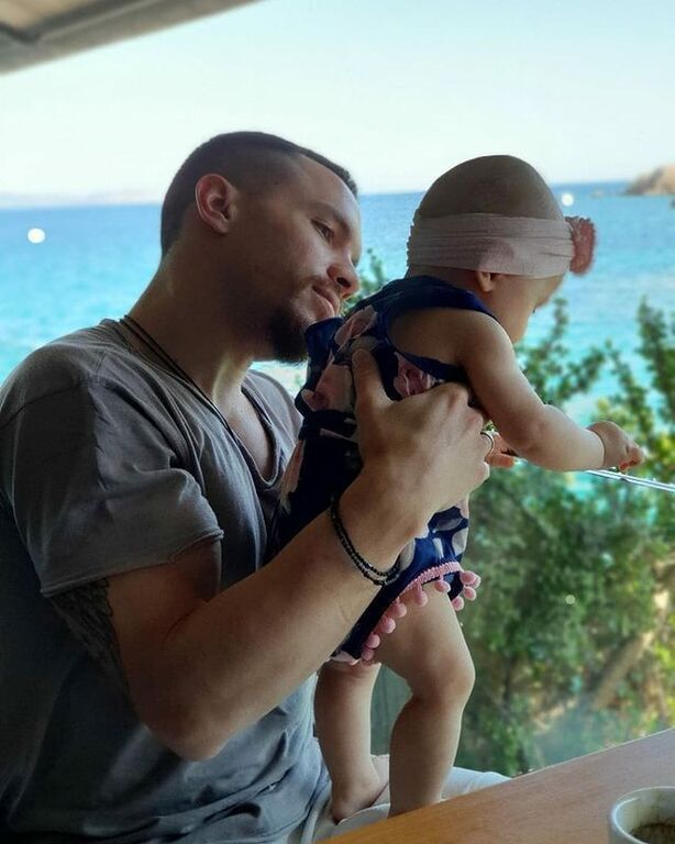 Λευτέρης Πετρούνιας: Αγκαλιά με τις δύο κόρες του - Εκπληκτική φωτογραφία 