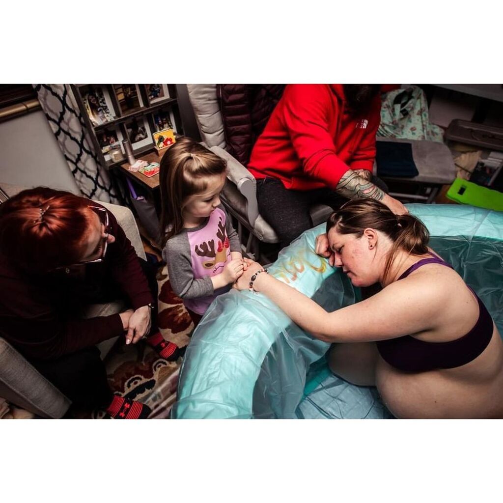 Κοριτσάκι βοηθάει τη μαμά του να γεννήσει - Δείτε απίθανες φωτογραφίες