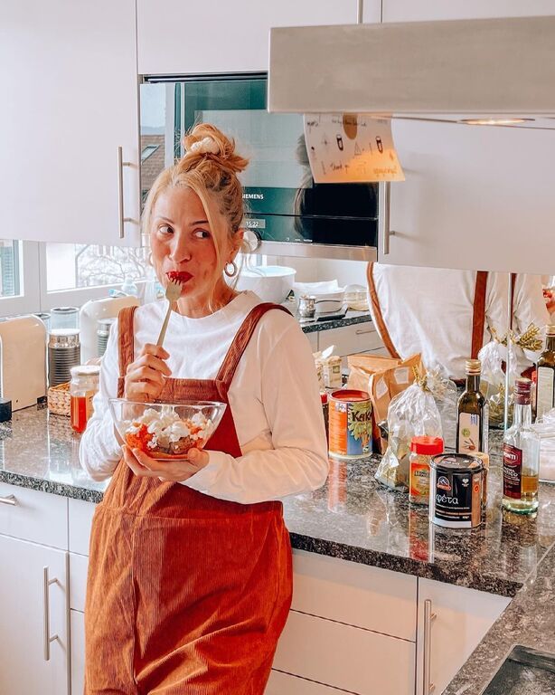 Μαρία Ηλιάκη: Ποζάρει ευτυχισμένη δείχνοντας την φουσκωμένη της κοιλίτσα 