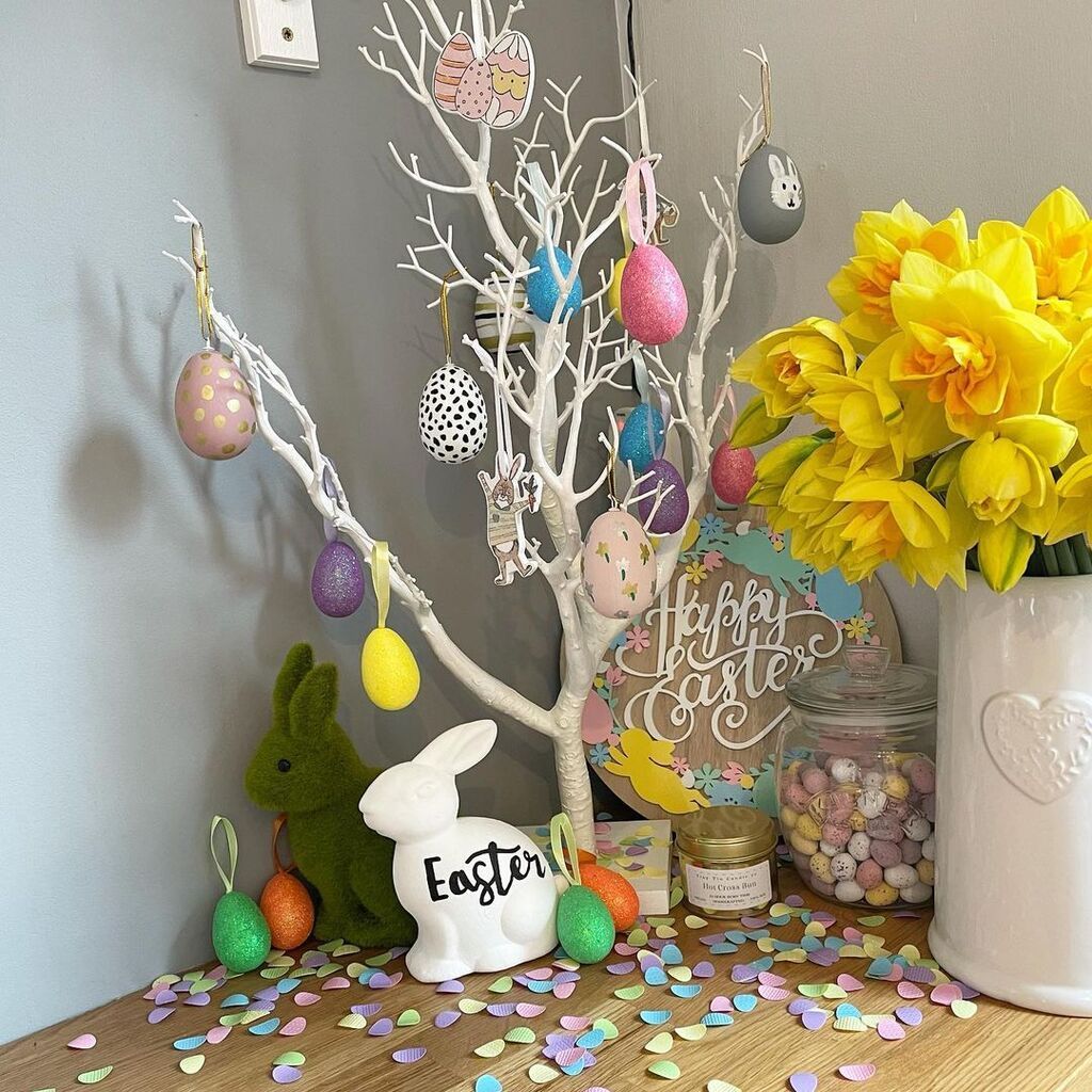 Κρεμάστε τα σε ένα πασχαλινό δέντρο 
πηγή φωτογραφίας: instagram account @behindthedaws