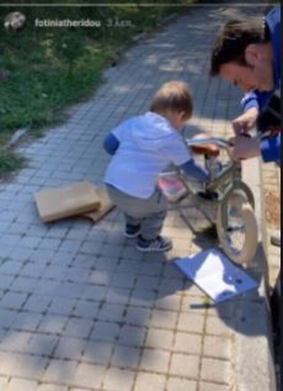 Φωτεινή Αθερίδου: Ο γιος της με τον μπαμπά του συναρμολογούν το ποδήλατο