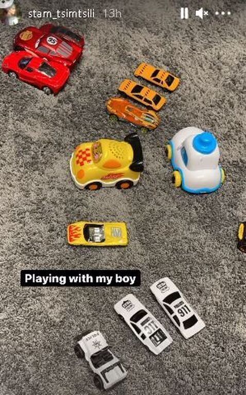 Σταματίνα Τσιμτσιλή: Παιχνίδια με τον γιο της στο πάτωμα του σπιτιού (pics)