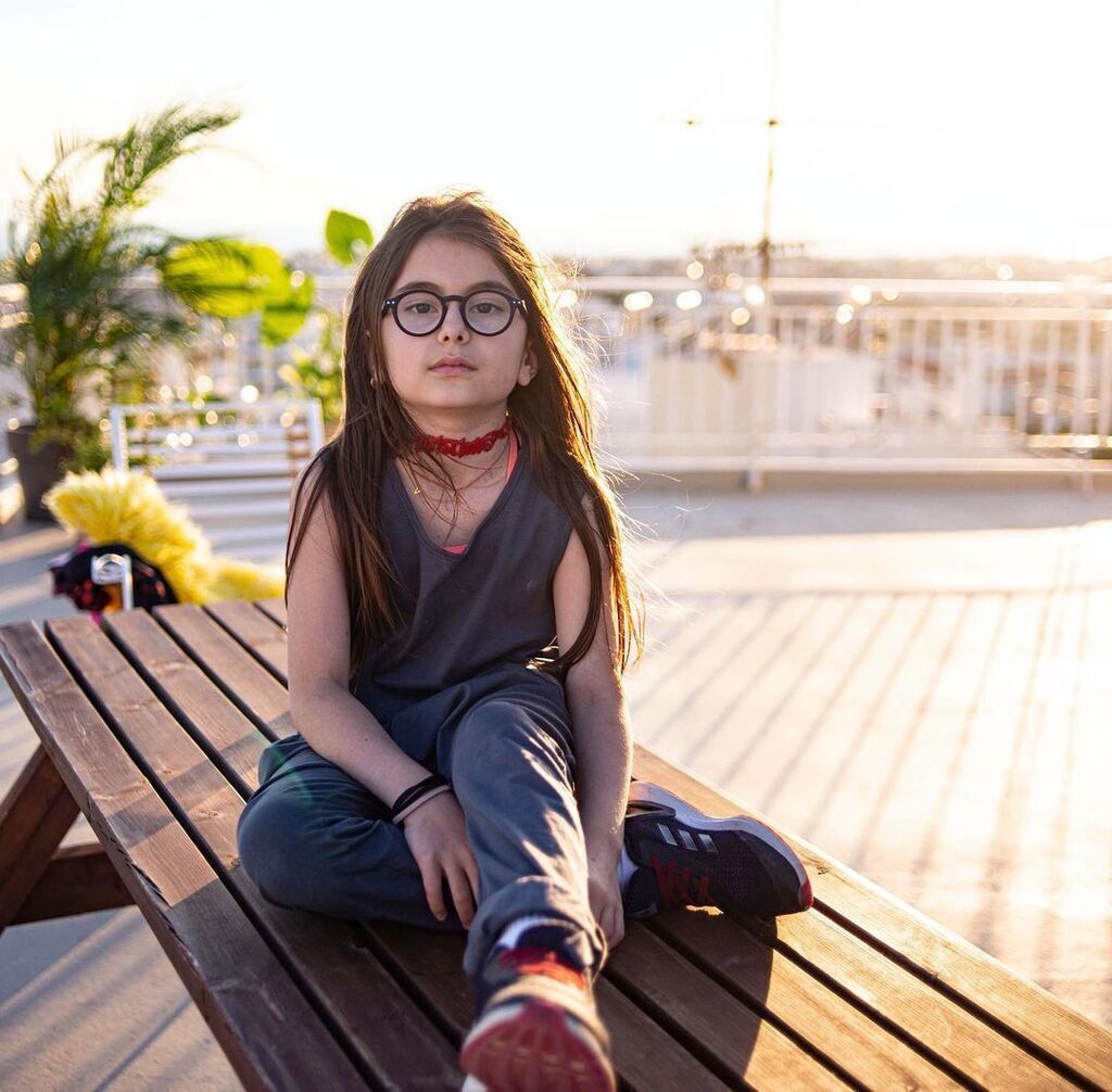 Ζενεβιέβ Μαζαρί: Κάνει εναέριο χορό με τη βοήθεια της κόρης της