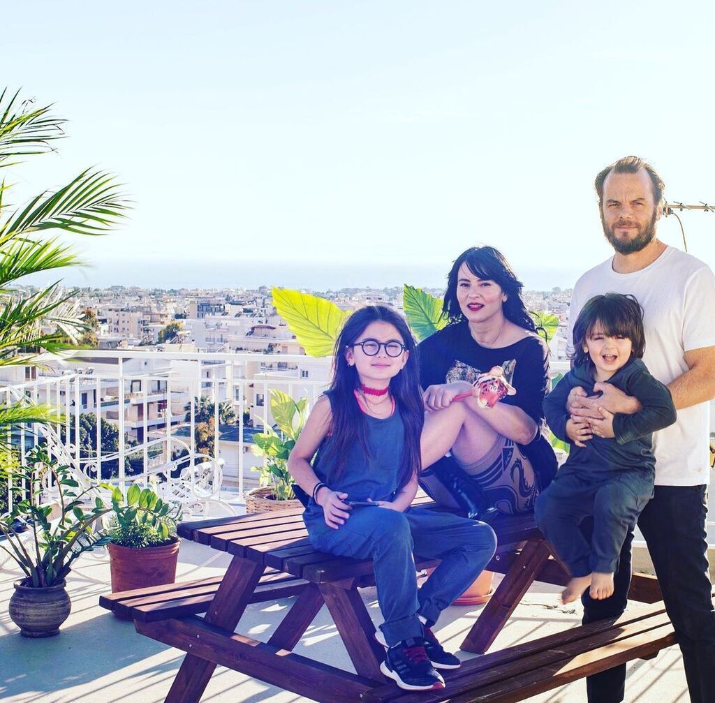 Ζενεβιέβ Μαζαρί: Κάνει εναέριο χορό με τη βοήθεια της κόρης της