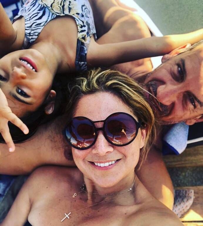 Ο Νάσος Γαλακτερός, η δημοσιογράφος, ο και η επτάχρονη Σόφη σε μία οικογενειακή φωτογραφία.