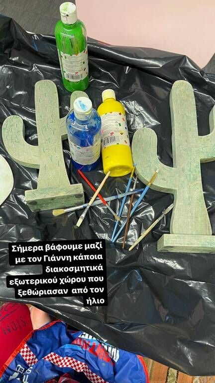 Η Σταματίνα λοιπόν φροντίζει να κάνουν μαζί πράγματα για να περνάει καλά. Χθες λοιπόν το πρόγραμμα εκτός από παιδική χαρά είχε και βάψιμο!