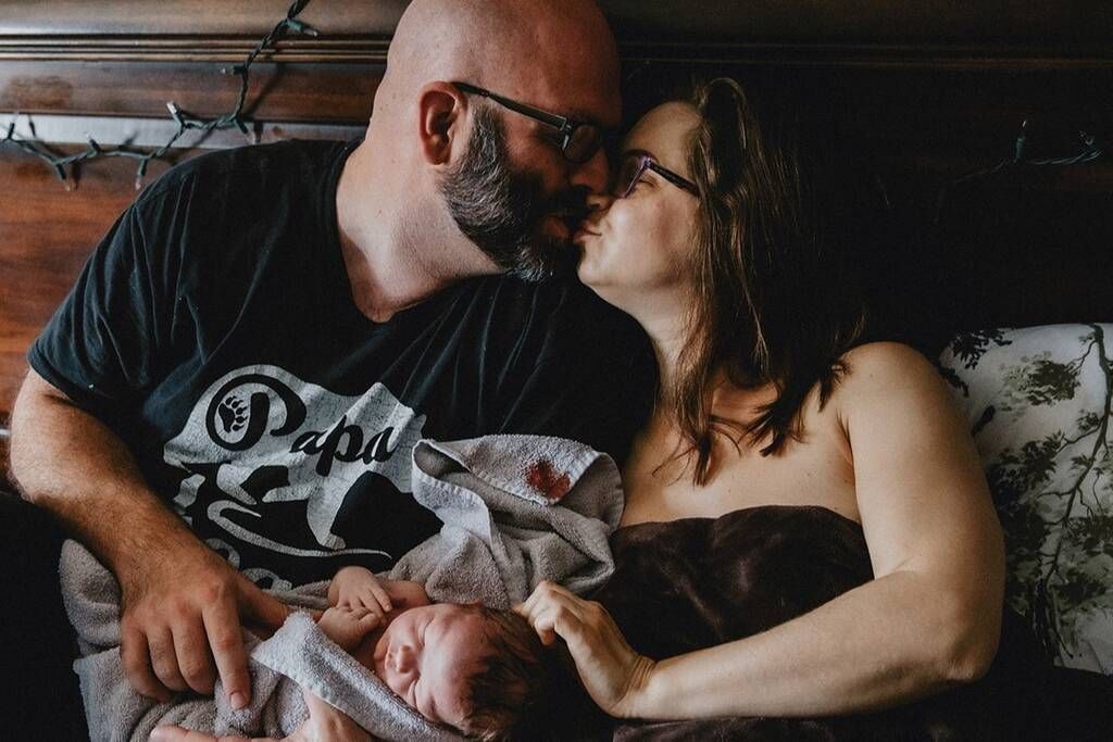 Γυναίκες απαθανατίζονται την ώρα του τοκετού έχοντας δίπλα το σύζυγό τους