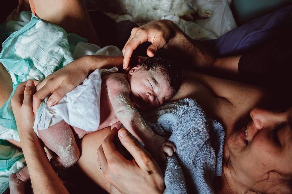 Γυναίκες απαθανατίζονται την ώρα του τοκετού έχοντας δίπλα το σύζυγό τους