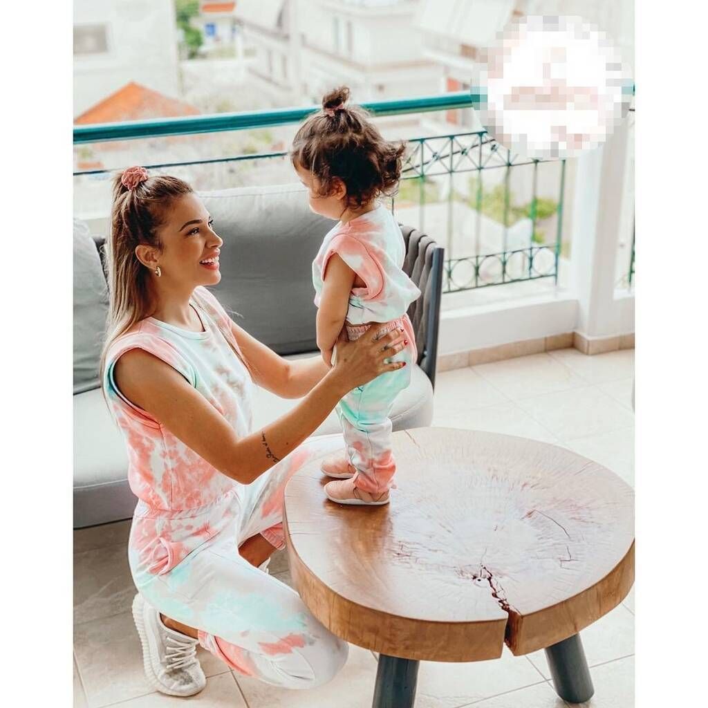 Ελένη Χατζίδου: Στη θάλασσα με τη μικρή Μελίτα (pics)