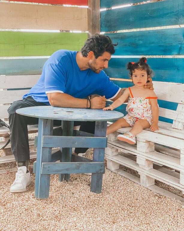 Ε,στην τελευταία φωτογραφία,το είχα καταλάβει πλέον και εγώ και της είπα απλά πως ότι επιλογες και αν κάνει στην ζωή της είτε τις κατανοώ είτε όχι,θα είμαι πάντα διπλα της.
Γιατι αγαπη σημαίνει Ελευθερια.»
