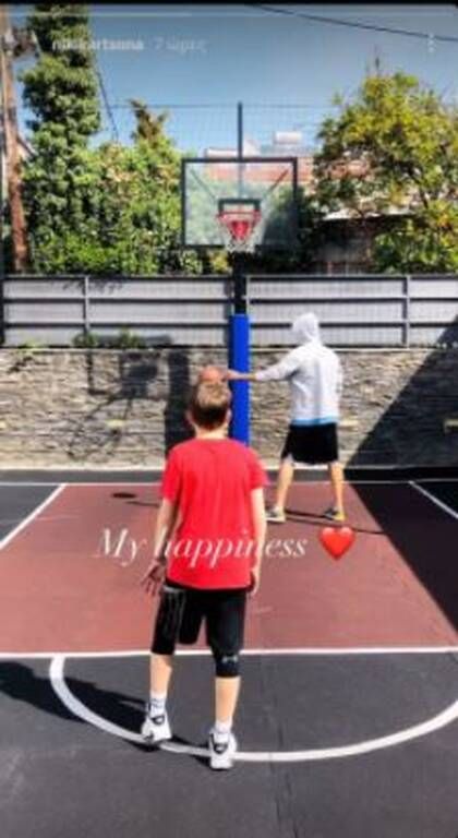 Νίκη Κάρτσωνα: Χαλαρή βόλτα με τον γιο της, Φίλιππο  