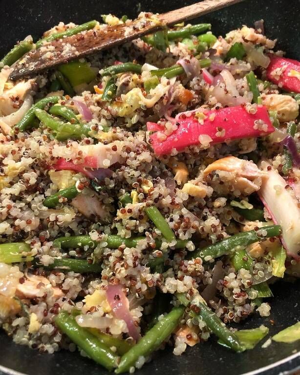 Ζεστή σαλάτα με κινόα: Σολωμό, σουριμι , αυγό (που το σπάτε μέσα στο τηγάνι μέχρι να ψηθεί και να γίνει κομματάκια ) , φασολάκια, πράσο, κρεμμύδι!!!! Βράζετε ξεχωριστά την κινόα, όπως το ρύζι και σε ένα βαθύ τηγάνι με λίγο ελαιόλαδο σοτάρετε τα ψαρικά και