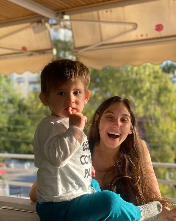 Φωτεινή Αθερίδου: Ο γιος της προσφέρει καφέ στον μπαμπά του 