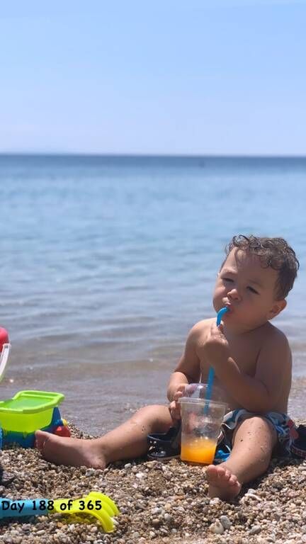 Κι όμως αυτός ο αξιολάτρευτος μπόμπιρας είναι γιος γνωστής Ελληνίδας