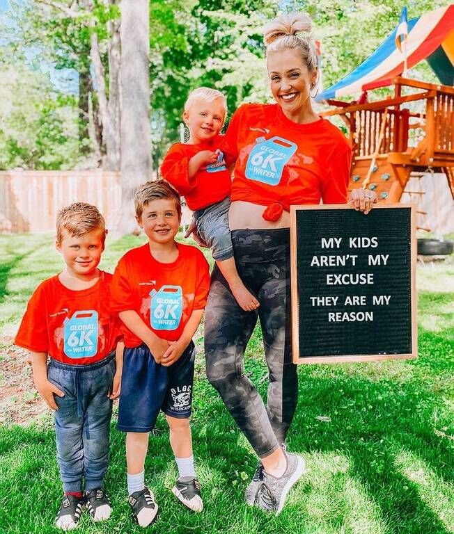 Μαμά με τρία παιδιά φωτογραφίζει την οικογένειά της με τρόπο μοναδικό (pics)