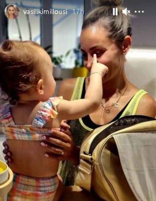 Βασιλική Μιλλούση: Η κόρη της τη βοηθά να ετοιμαστούν για τη θάλασσα  