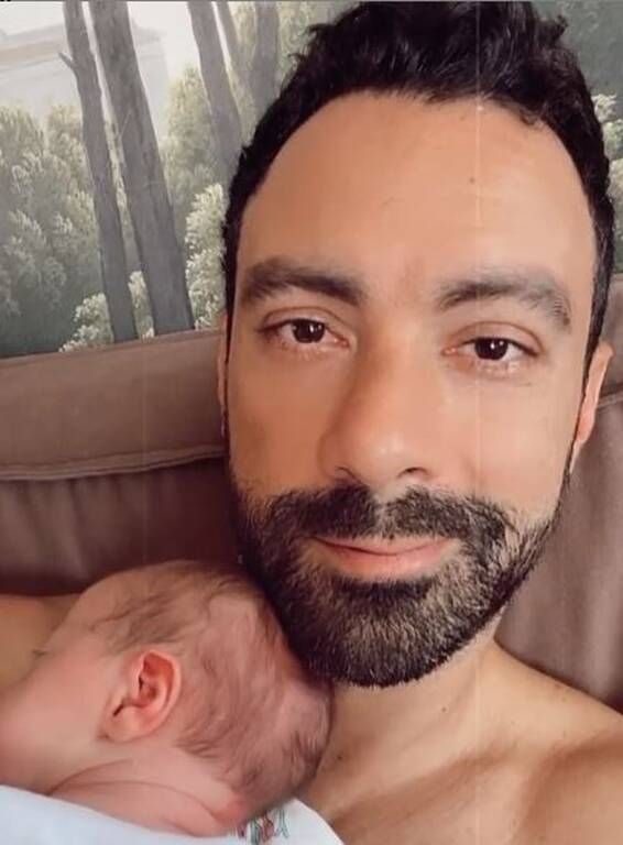 Σάκης Τανιμανίδης: Ανάμεσα σε μπιμπερό και πάνες - Η ξεκαρδιστική ανάρτηση