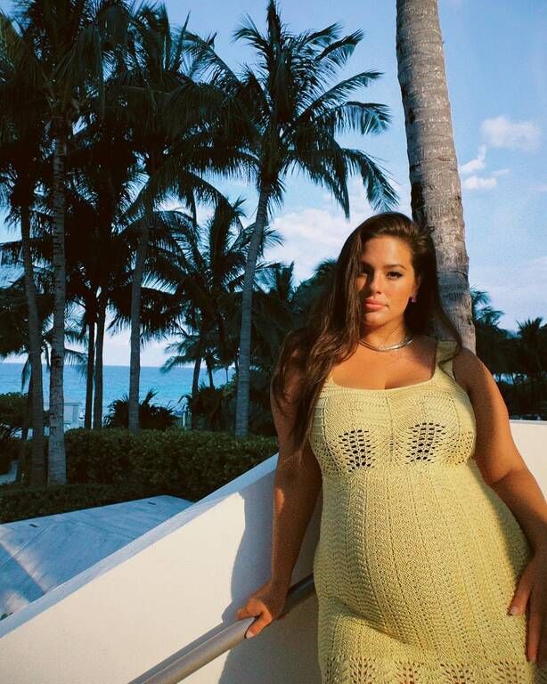 Η εγκυμονούσα Ashley Graham μας δείχνει την φουσκωμένη της κοιλίτσα 