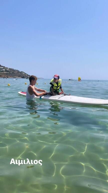 Καρποντίνη- Λιάτσος: Οι καλοκαιρινές φώτο με τα παιδιά τους στην Άνδρο