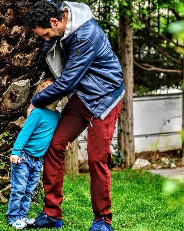 Ο Μελέτης Ηλίας με την γυναίκα του στο χωριό - Τη φώτο έβγαλε ο γιος του