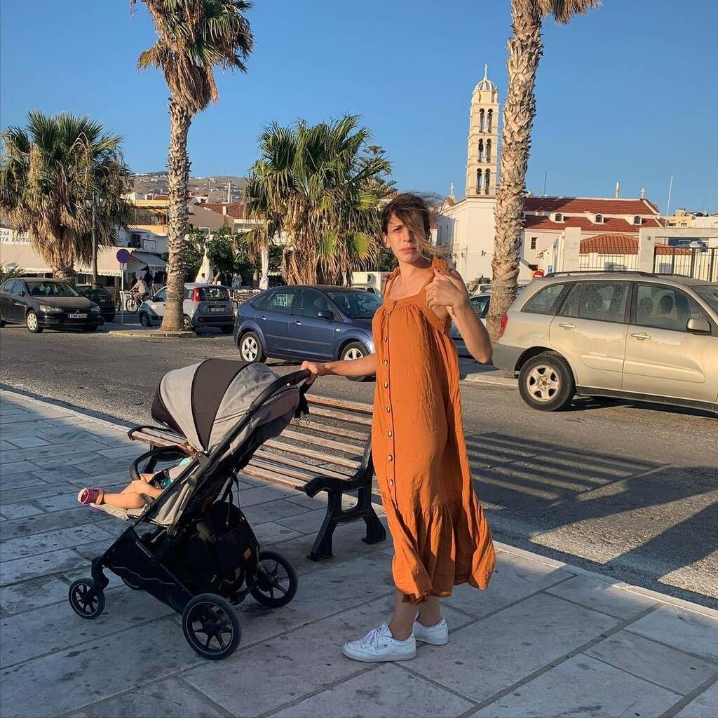 Αλεξάνδρα Ταβουλάρη: "Οι διακοπές μου όλες σε μια φωτογραφία!! ? ??????? και αγκαλιά με το καρότσι και τα παιχνίδια για τη θάλασσα.. Ποτά απο του χρόνου και βλέπουμε•"