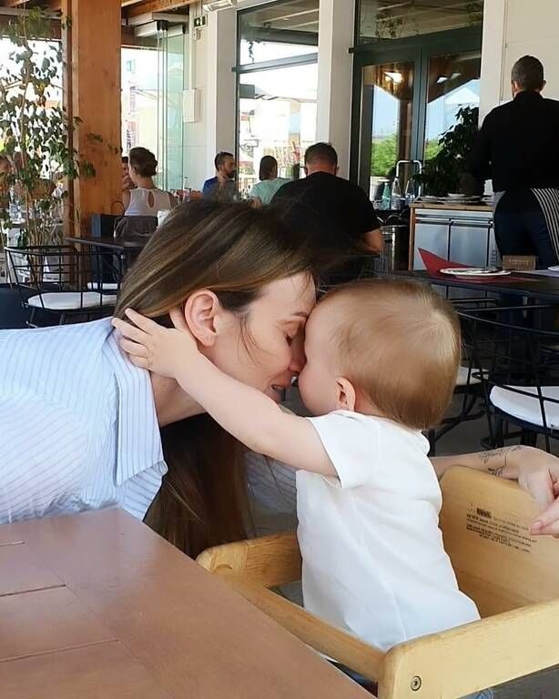 Μορφούλα Ντώνα: 'Δεν υπάρχουν πιο ωραίες,πιο αληθινές και πιο δυνατές αγκαλιές από αυτές!
Και αυτο μας κάνει να νιώθουμε ως γονείς οτι προς το παρόν τα πάμε καλα!"