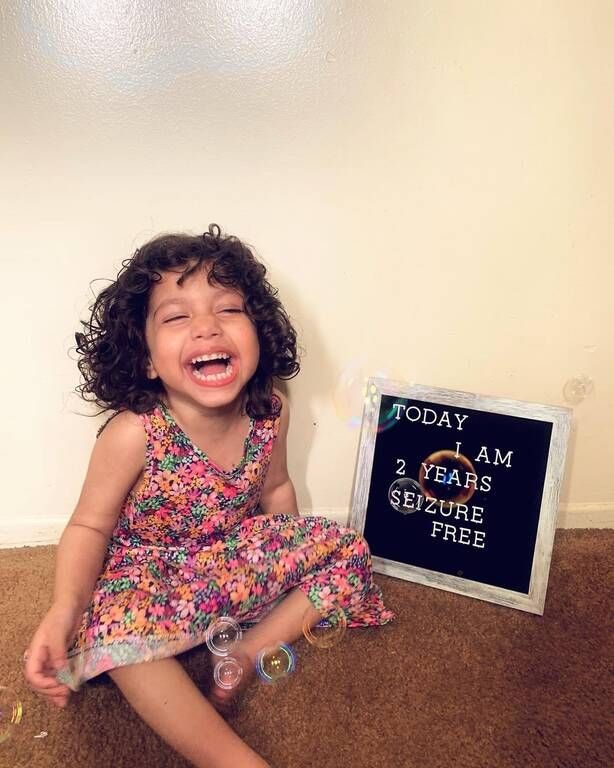 Τρίχρονο κορίτσι με σπάνιο σύνδρομο έχει πάνω από 1,5 εκατομ. φίλους στο TikTok (βίντεο)