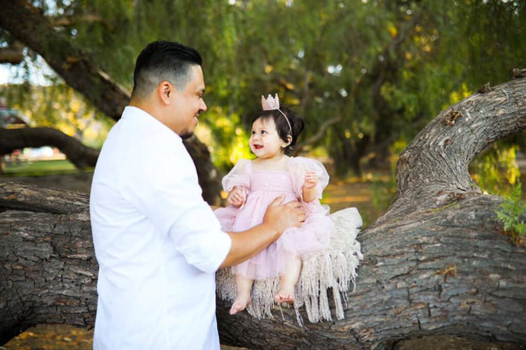 Συγκινούν οι φωτογραφίες μπαμπά και κόρης για έναν πολύ ιδιαίτερο λόγο