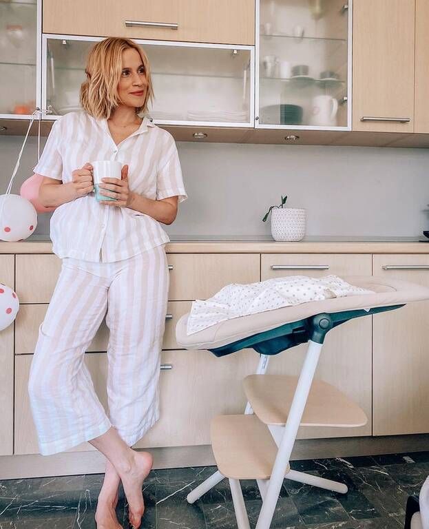 Νάντια Μπουλέ: Κάνει γιόγκα on-camera για πρώτη φορά μετά τον τοκετό