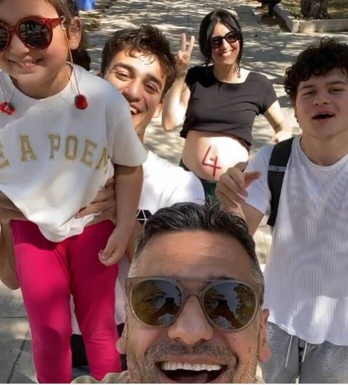 Στέλιος Κρητικός: 5 χρόνια μετά φωτογραφίζεται σε ίδια πόζα με τα παιδιά του