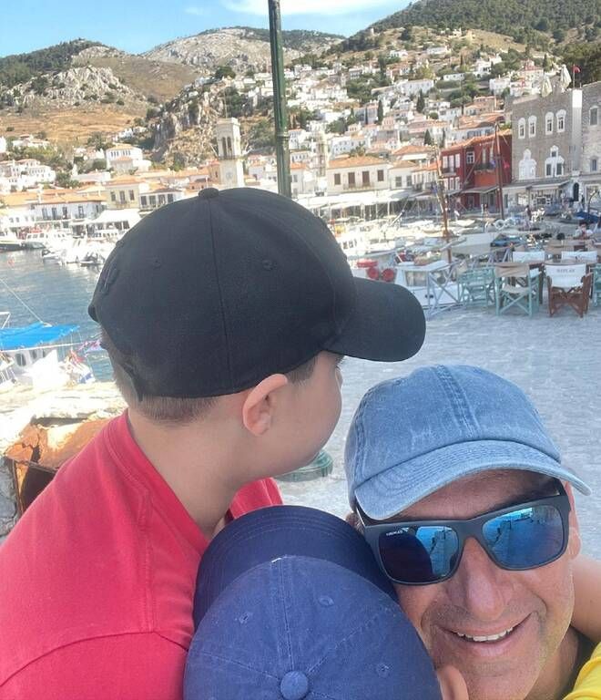 Φαίη Σκορδά: Η φώτο των γιων της την ώρα που αναχωρούσαν για το σχολείο  