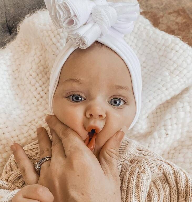 Αυτή η μπέμπα φοράει συνέχεια φιόγκους και κάνει θραύση στο Instagram