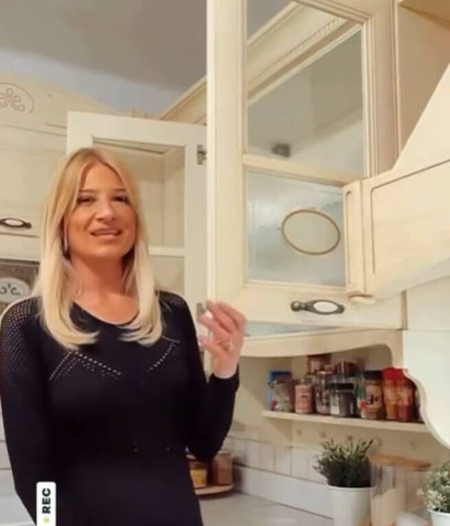 Φαίη Σκορδά: Η φώτο του μεγάλου της γιου στην ολόλευκη κουζίνα του σπιτιού