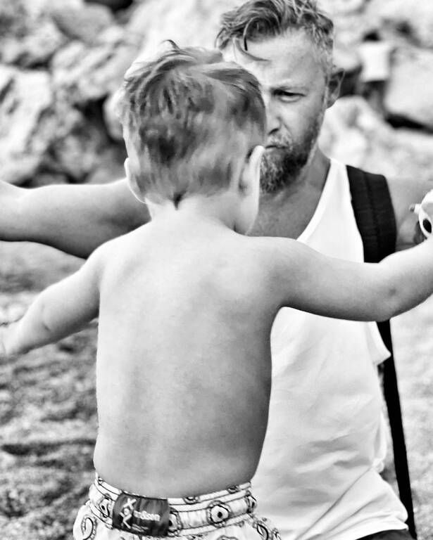 Γιάννης Βαρδής: Κάνει μασάζ στα παιδιά του κι εκείνα …λιώνουν