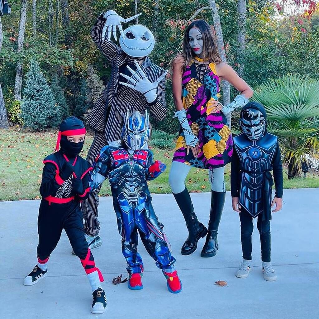 Η Joe Saldana  και η οικογένειά της εύχεται "Happy Halloween".