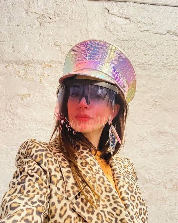 H Αnne Hathaway με ιδιαίτερα γυαλιά-μάσκα.