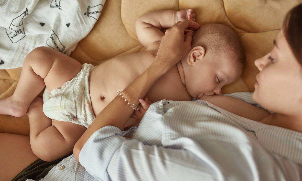 Δεθείτε κι εσείς με το μωρό - Ο θηλασμός δεν είναι ο μόνος τρόπος να δεθεί ένας γονιός με το μωρό του. Η δερματική επαφή είναι επίσης πολύ ισχυρή και το μωρό μπορεί να συνηθίσει και να επικοινωνήσει με τον μπαμπά του.