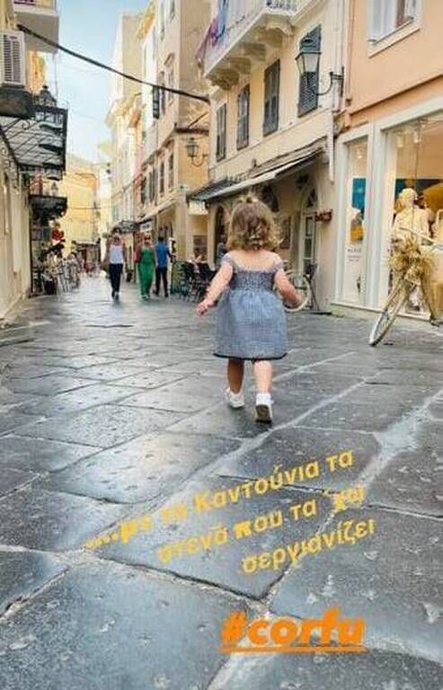 Τζένη Μπότση: Η κόρη της διαβάζει παραμύθι στο κρεβάτι 