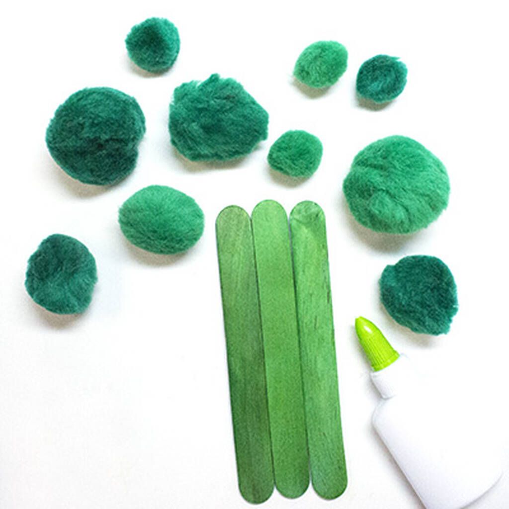 Με το βαμβάκι, φτιάξτε μπαλίτσες σε διάφορα μεγέθη (όχι πολύ διαφορετικά μεταξύ τους) και χρωματίστε τα επίσης με πράσινο χρώμα. 