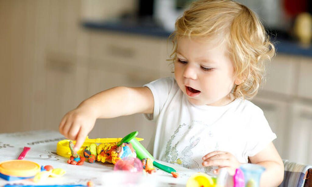 Υποστήριξη σε δραστηριότητες που απαιτούν ισορροπία
Όταν πρόκειται για δραστηριότητες που απαιτούν ισορροπία, τα παιδιά που αντιμετωπίζουν δυσκολίες μπορεί να έχουν κακή χωρική επίγνωση. Αυτό είναι συνήθως εμφανές όταν υπάρχει διαφορά ύψους και πρέπει να