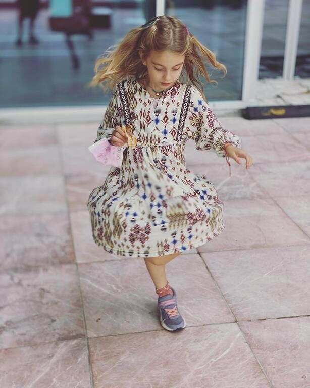 Ρούλα Ρέβη: Απαθανάτισε την κόρη της να κάνει aerial yoga