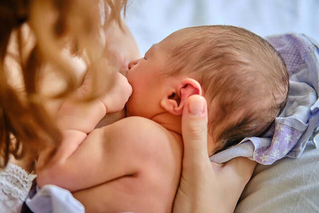 Να είστε προετοιμασμένοι ότι το νήπιο πιθανόν να θέλει να θηλάσει
Εάν έχετε ήδη απογαλακτίσει το μεγαλύτερο παιδί σας, μην εκπλαγείτε αν αποφασίσει ξαφνικά ότι θέλει να θηλάσει επίσης. Εξηγήστε του ότι τα μωρά πίνουν μόνο γάλα ενώ τα μεγάλα παιδιά - όπως