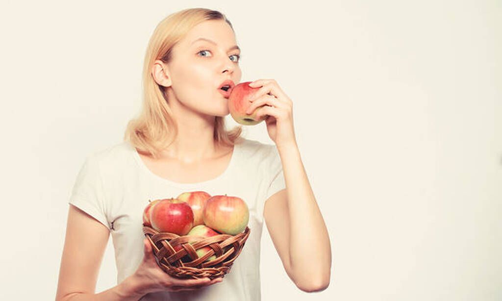 Έχουν χαμηλό γλυκαιμικό δείκτη
«Η κατανάλωση τροφών με χαμηλότερο γλυκαιμικό δείκτη μπορεί να βοηθήσει στη διαχείριση του βάρους, επειδή ένα σταθερό σάκχαρο στο αίμα θα μειώσει το αίσθημα της πείνας πείνα», εξηγεί η Lisa Andrews.
Τα τρόφιμα με υψηλό γλυ