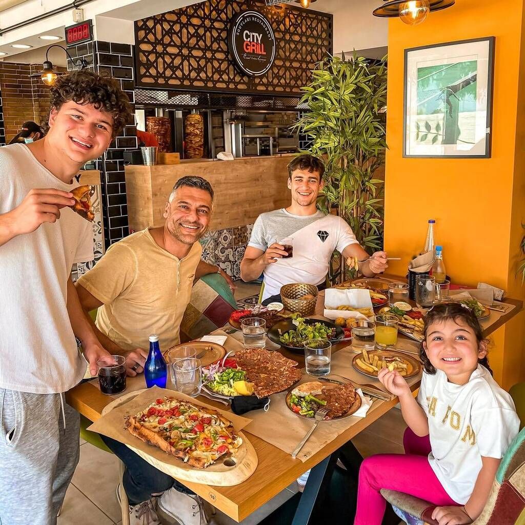 Στέλιος Κρητικός: Η κόρη του σαράντισε και πήρε την ευχή (εικόνες)