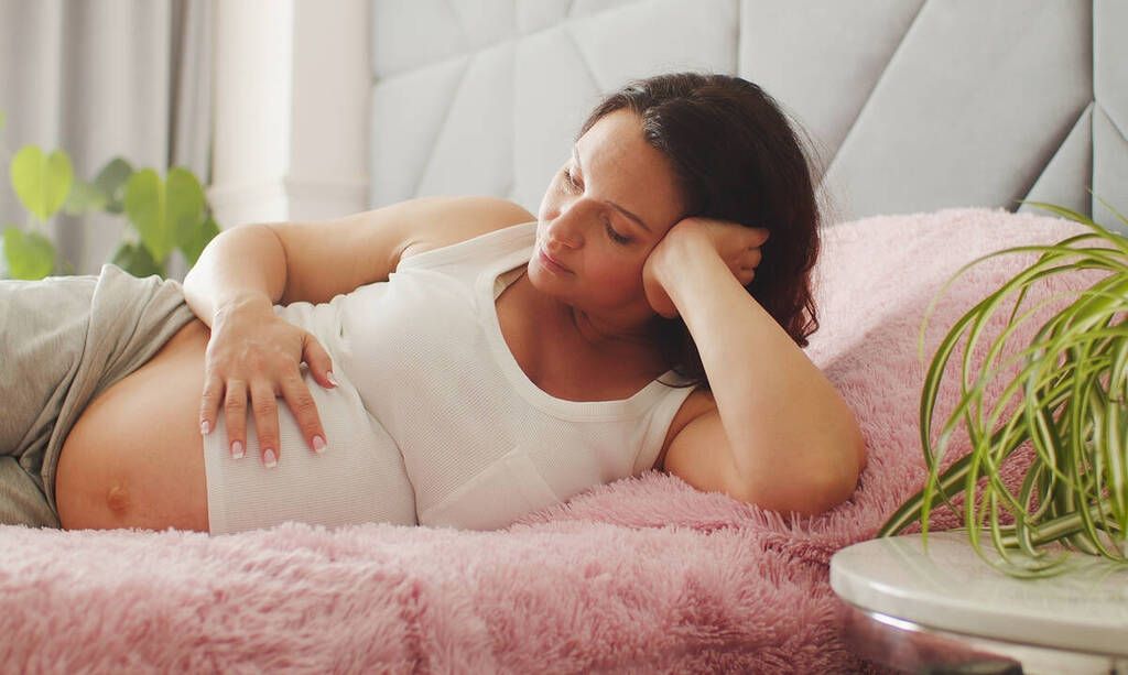 Το ίδιο ισχύει και για το σκούπισμα και το σφουγγάρισμα.  Ασφαλώς δεν θεωρούνται απαγορευτικά, αποφύγετε όμως να σκύβετε ή να κάνετε απότομες κινήσεις. Ιδανικά κάντε ένα διάλειμμα μόλις τελειώσετε το ένα δωμάτιο και πριν ξεκινήσετε το άλλο.