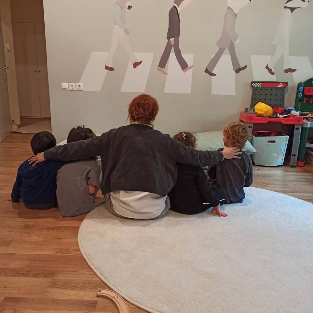 Ευδοκία Ρουμελιώτη: Παιχνίδια στο σαλόνι με τον σύζυγό της και τα παιδιά 