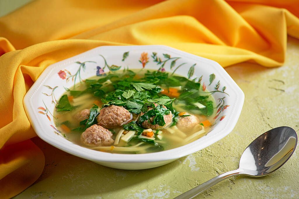 Σούπα με κεφτεδάκια γαλοπούλας και kale / 

Προτιμήστε να φτιάξετε κεφτεδάκια με κιμά γαλοπούλας συνοδεύοντάς τα με kale. To kale ανήκει στην κατηγορία με τα πράσινα φυλλώδη λαχανικά. Τα λαχανικά αυτής της κατηγορίας έχουν ισχυρές αντιοξειδωτικές ιδιότη